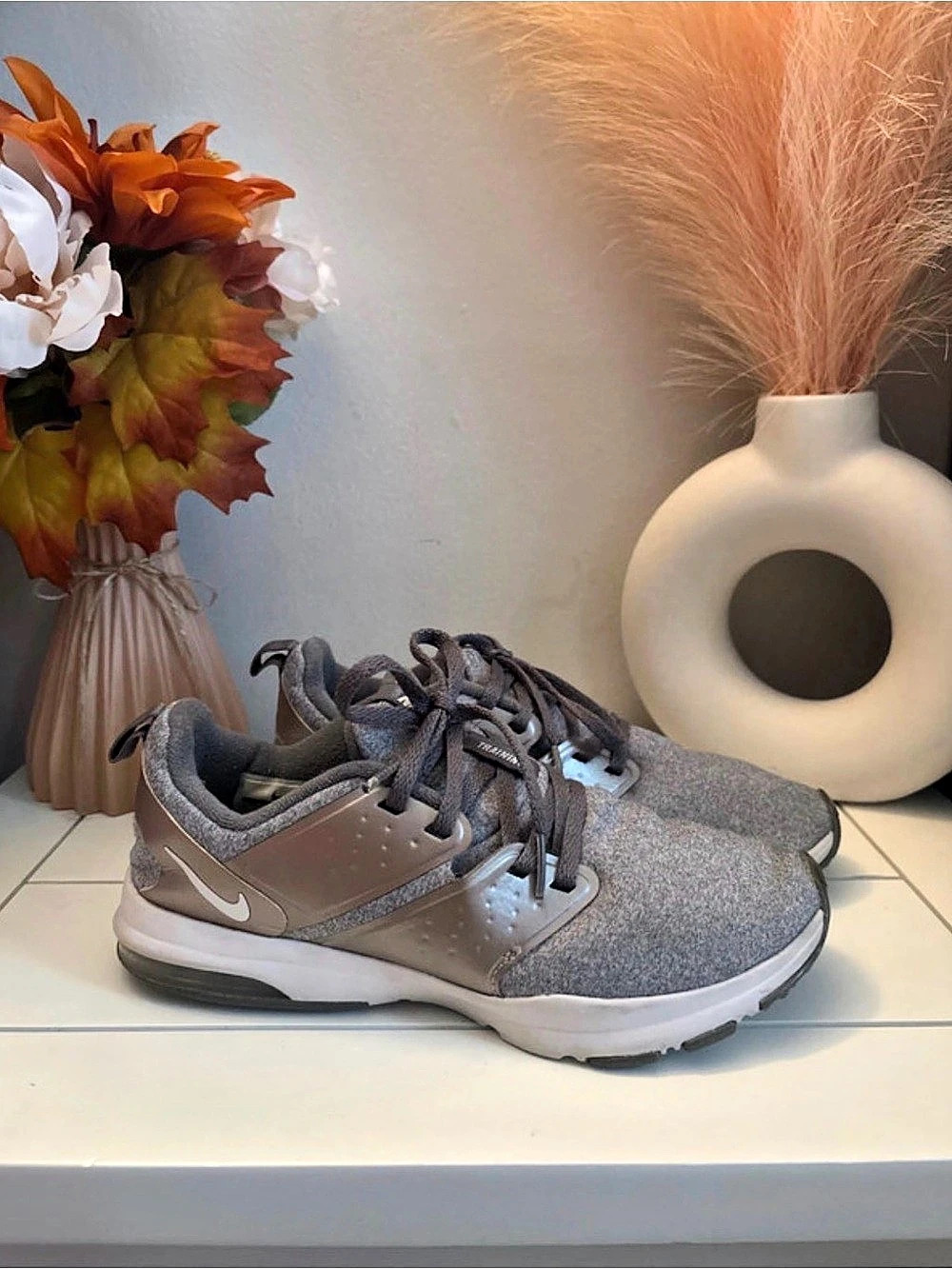 Nike Air Bella TR Gray & White US 9 Athletic Shoes